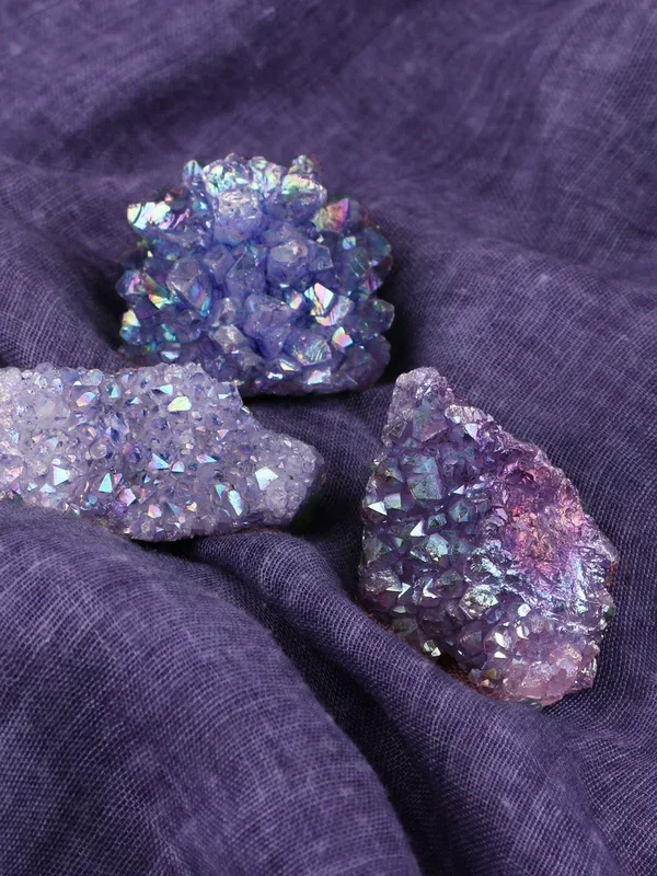 Coloured Aura Clusters